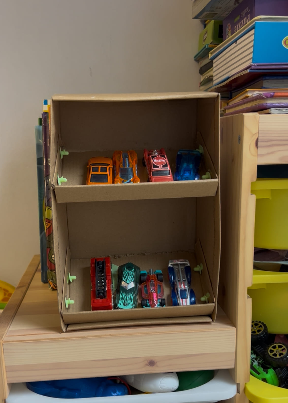 Cómo construir un organizador de Hot Wheels de cartón con Pakumi